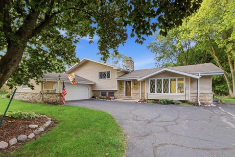 Photo of 16200 Tomahawk Trl, Brookfield, WI 53005 (MLS # 1979471)
