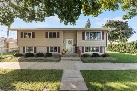 Photo of 3105 S 23rd St, Milwaukee, WI 53215 (MLS # 1983901)