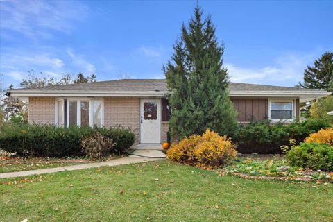 Photo of 707 W Maplewood Ct, Milwaukee, WI 53221 (MLS # 1943253)