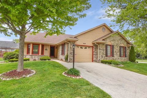 Photo of 5320 S Cambridge Ln, Greenfield, WI 53221 (MLS # 1963419)