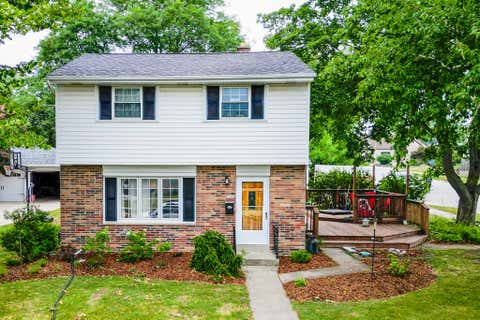 Photo of 1400 Manitowoc Ave, South Milwaukee, WI 53172 (MLS # 1977831)