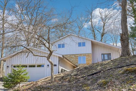 Photo of 741 Summit Ct, West Bend, WI 53095 (MLS # 1957423)