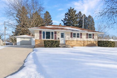 Photo of 1000 Grant Pl, West Bend, WI 53090 (MLS # 1949465)
