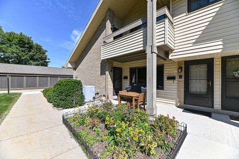 Photo of 1611 S Carriage Ln, New Berlin, WI 53151 (MLS # 1936385)