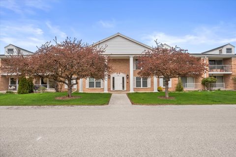 Photo of 940 W Heritage Ct, Mequon, WI 53092 (MLS # 1960011)