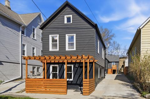 Photo of 1850 N Warren Ave, Milwaukee, WI 53202 (MLS # 1959035)