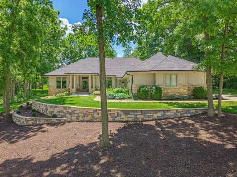 Photo of N77W23829 Sun Valley Run, Sussex, WI 53089 (MLS # 1968571)