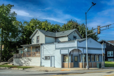Photo of 1060 Washington Ave, Racine, WI 53403 (MLS # 1983108)