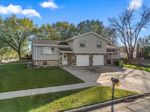 Photo of 733 E Loos St, Hartford, WI 53027 (MLS # 1985891)
