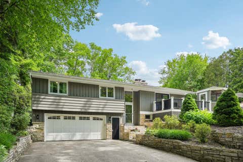 Photo of 21180 Mary Lynn Dr, Brookfield, WI 53045 (MLS # 1965346)