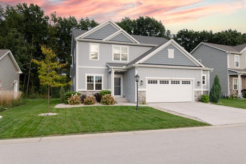 Photo of 516 Wild Oak Rd, Hartland, WI 53029 (MLS # 1981223)