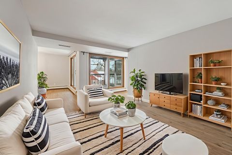 Photo of 5200 S Tuckaway Blvd, Greenfield, WI 53221 (MLS # 1945119)