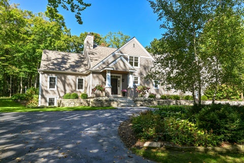 Photo of 9226 W Hawthorne Rd, Mequon, WI 53097 (MLS # 1984483)