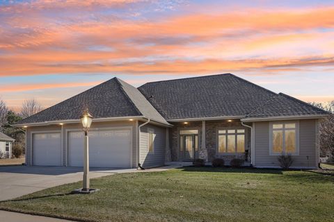 Photo of 987 Prairieview Cir, Oconomowoc, WI 53066 (MLS # 1951100)