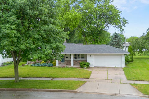 Photo of N88W6311 Willowbrooke Dr, Cedarburg, WI 53012 (MLS # 1966657)