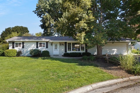 Photo of 668 Tulip Ct, Oconomowoc, WI 53066 (MLS # 1980826)
