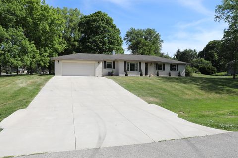 Photo of W277S8810 Lakeside Dr, Vernon, WI 53149 (MLS # 1964904)