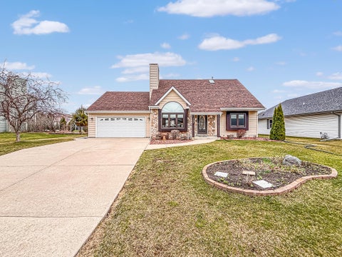 Photo of 7236 S Hillendale Dr, Franklin, WI 53132 (MLS # 1956382)