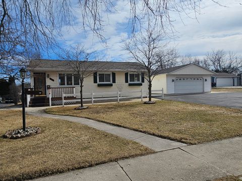 Photo of 1465 N 8th St, Manitowoc, WI 54220 (MLS # 1955859)