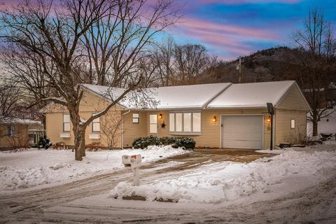 Photo of 4213 Riverview Dr, La Crosse, WI 54601 (MLS # 1944926)