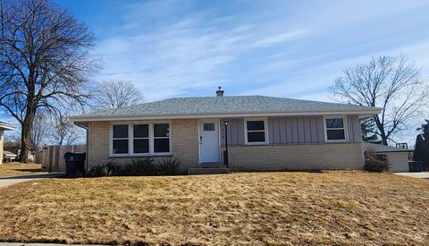 Photo of 7514 S Lynhaven Dr, Oak Creek, WI 53154 (MLS # 1908407)