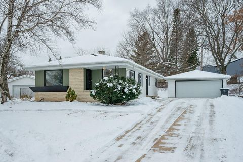 Photo of N84W18113 Imperial Ct, Menomonee Falls, WI 53051 (MLS # 1944890)