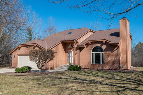 Photo of 10510 Stratford Pl, Mequon, WI 53092 (MLS # 1953214)