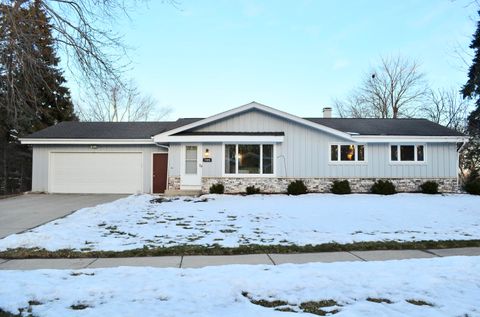 Photo of 7424 S Chapel Dr, Oak Creek, WI 53154 (MLS # 1950230)