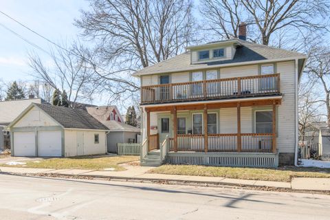 Photo of 712 N Greenfield Ave, Waukesha, WI 53186 (MLS # 1954646)