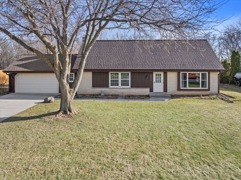 Photo of 10235 W Cascade Dr, Franklin, WI 53132 (MLS # 1954120)
