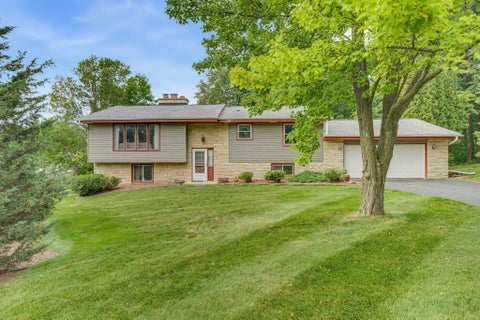 Photo of 3755 N Kettle View Dr, Hartford, WI 53086 (MLS # 1978986)