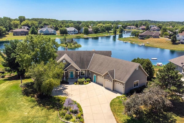 387 STILL WATER CT, DOUSMAN, WI 53118 - Image 328d7eb29c0748b2c860a7e41e1ecb9e/171938563
