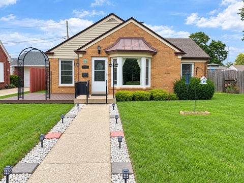 Photo of 700 Kingston Ave, Racine, WI 53402 (MLS # 1983218)