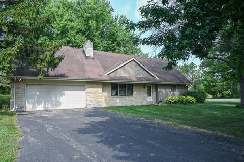Photo of 993 Middle Ridge Dr, Richfield, WI 53033 (MLS # 1972880)
