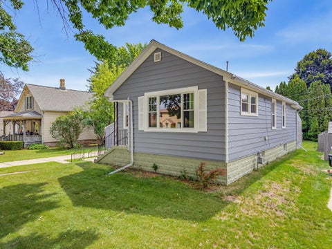 Photo of 1021 Wilson Ave, Sheboygan, WI 53081 (MLS # 1977559)