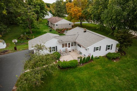 Photo of 5310 S Nicolet Dr, New Berlin, WI 53151 (MLS # 1939833)