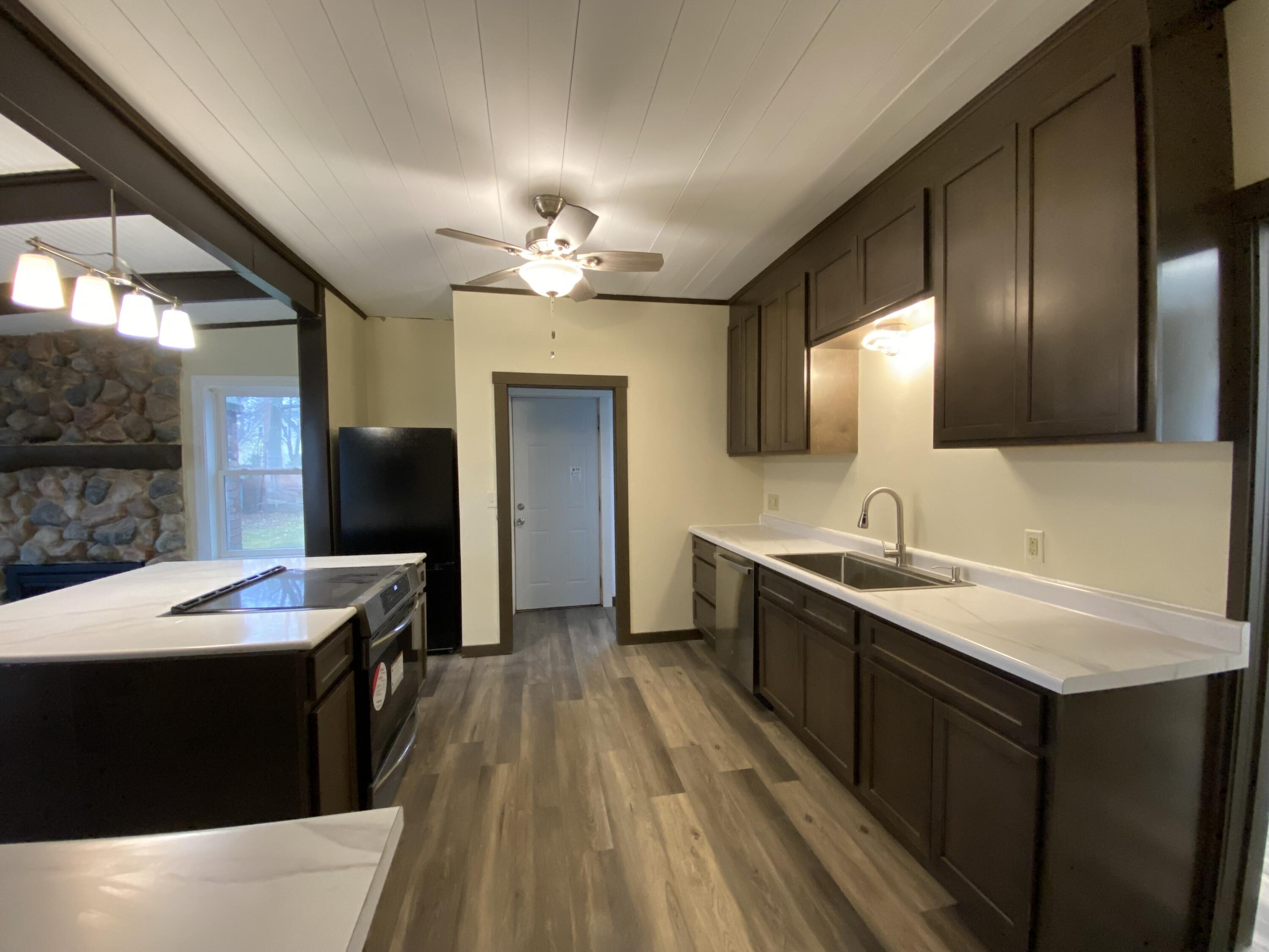 Oshkosh, Wisconsin 54901, United States, 3 Bedrooms Bedrooms, ,3 BathroomsBathrooms,Residential,Active,24812