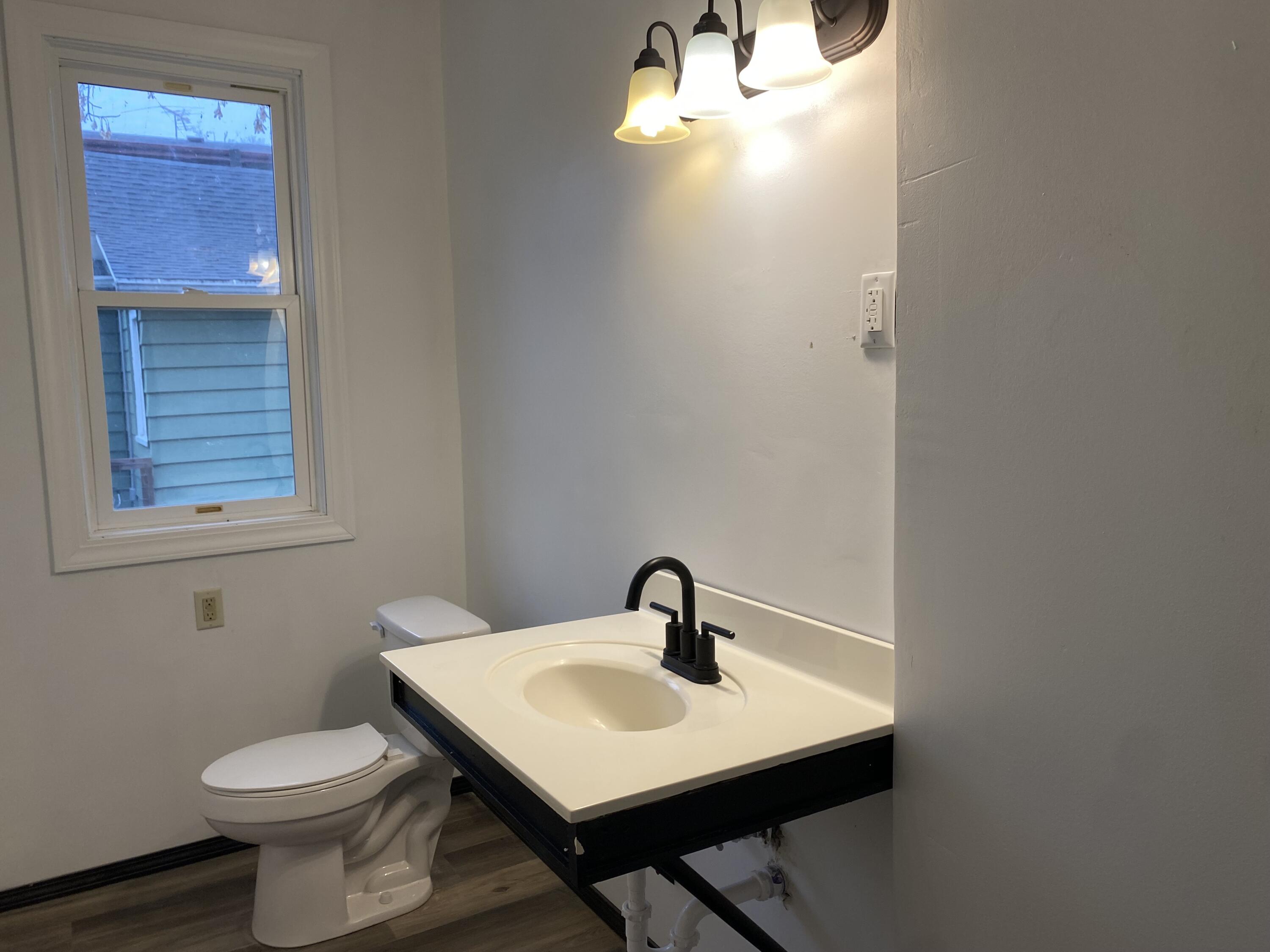 Oshkosh, Wisconsin 54901, United States, 3 Bedrooms Bedrooms, ,3 BathroomsBathrooms,Residential,Active,24812