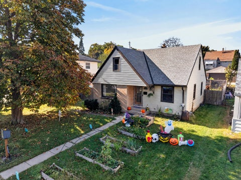 Photo of 6166 W Kinnickinnic River Pkwy, Milwaukee, WI 53219 (MLS # 1984996)
