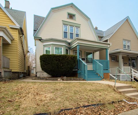 Photo of 2715 N Oakland Ave, Milwaukee, WI 53211 (MLS # 1955759)