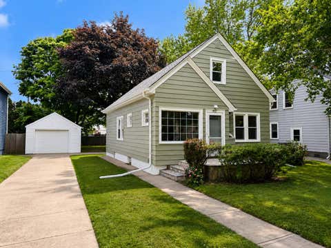 Photo of 4937 N Hollywood Ave, Whitefish Bay, WI 53217 (MLS # 1972961)