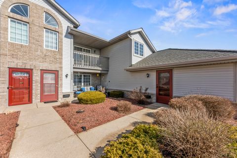 Photo of 1055 Quinlan Dr, Pewaukee, WI 53072 (MLS # 1950637)