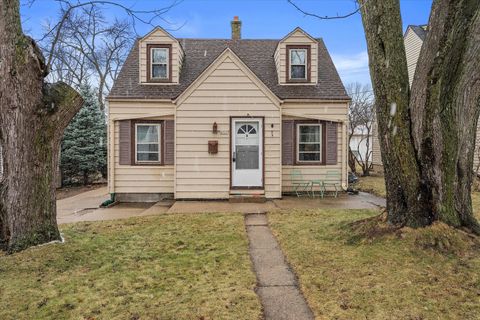 Photo of 4521 S Lenox St, Milwaukee, WI 53207 (MLS # 1953584)