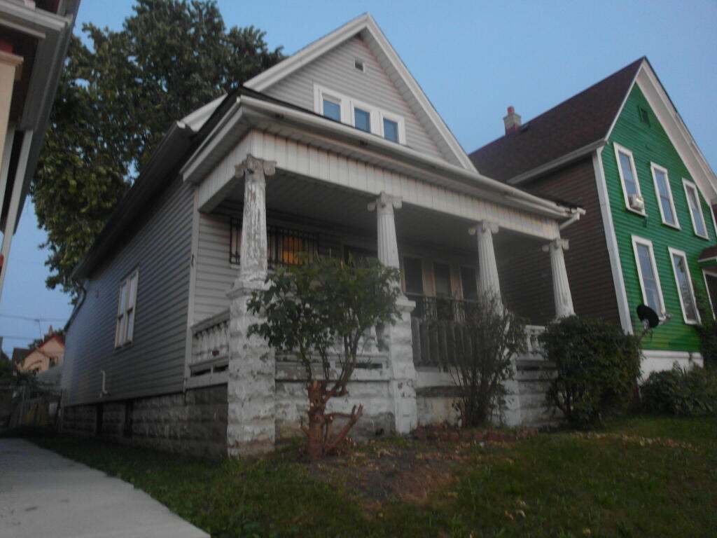 Milwaukee, Wisconsin 53215, United States, 3 Bedrooms Bedrooms, ,2 BathroomsBathrooms,Residential,Active,208746