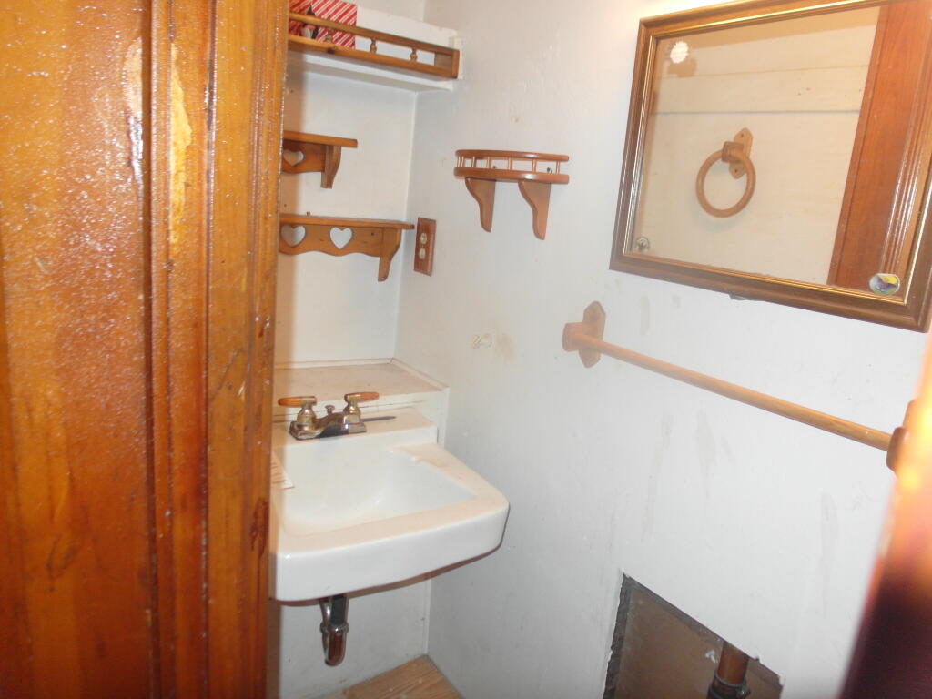 Milwaukee, Wisconsin 53215, United States, 3 Bedrooms Bedrooms, ,2 BathroomsBathrooms,Residential,Active,208746