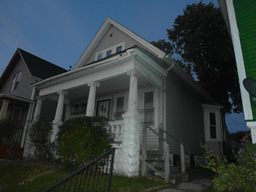 Milwaukee, Wisconsin 53215, United States, 3 Bedrooms Bedrooms, ,2 BathroomsBathrooms,Residential,Active,208746