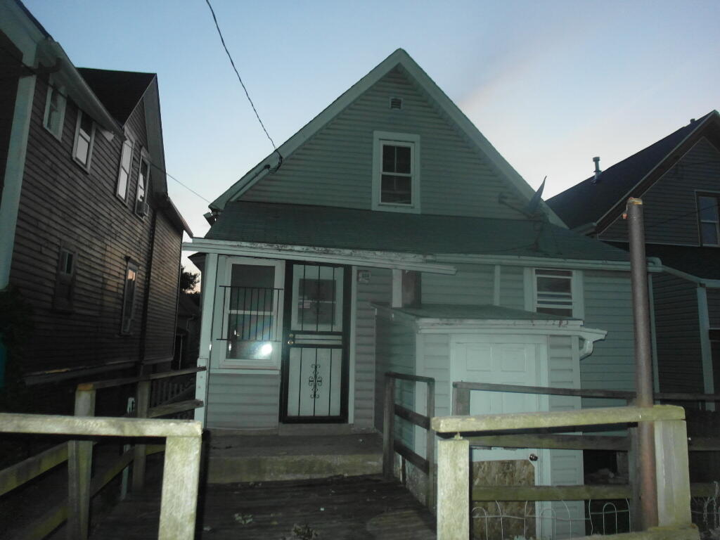 Milwaukee, Wisconsin 53215, United States, 3 Bedrooms Bedrooms, ,2 BathroomsBathrooms,Residential,Active,208746