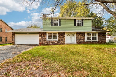 Photo of 3605 S Oakdale Dr, New Berlin, WI 53151 (MLS # 1986745)