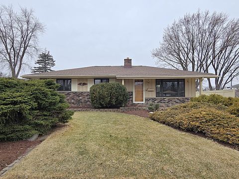 Photo of W147N8355 Manchester Dr, Menomonee Falls, WI 53051 (MLS # 1952335)