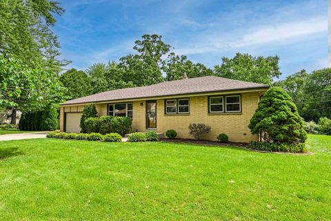 Photo of 1220 Wilson Dr, Brookfield, WI 53005 (MLS # 1931095)